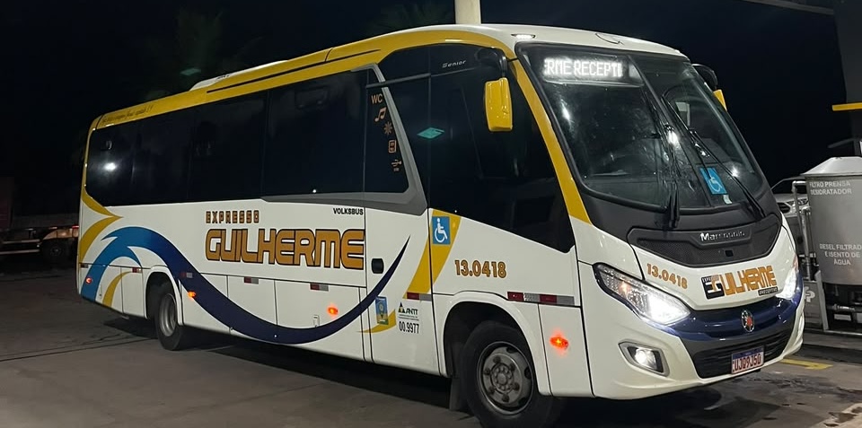 Van coletiva entre São Luis e Barreirinhas.