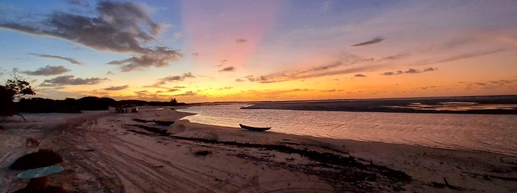 Pôr do sol na praia de Atins, local ideal para kitesurf, Lençóis Maranhenses