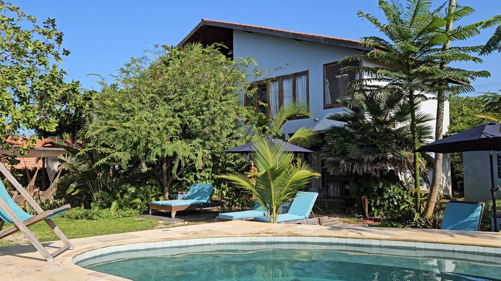 Piscina e jardim do Hotel Boutique Vila das Águas, em Atins.