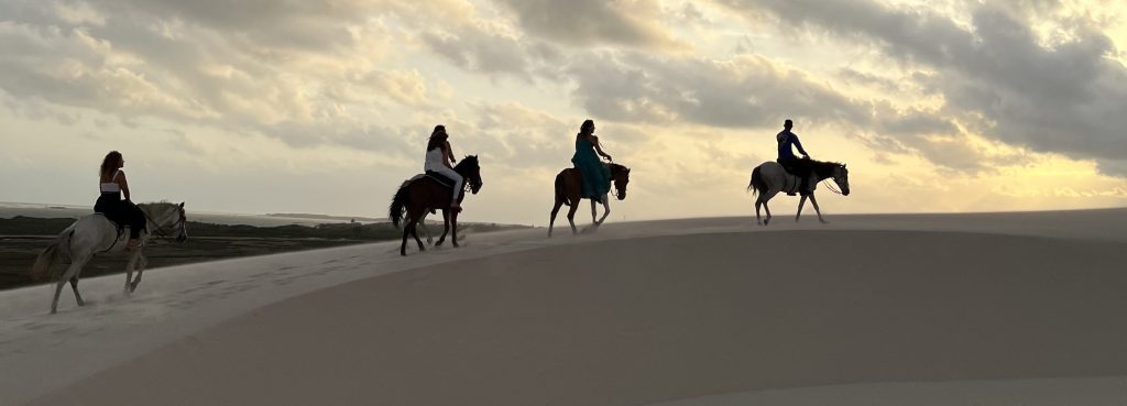 Passeio do por-do-sol no mês de janeiro em Atins.