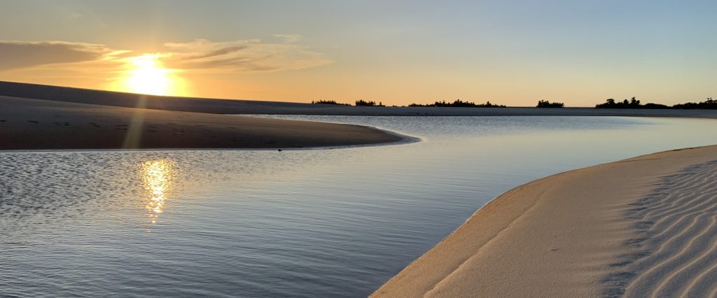 Lagoa do Canto do Atins entre dunas brancas, nos Lençóis Maranhenses.